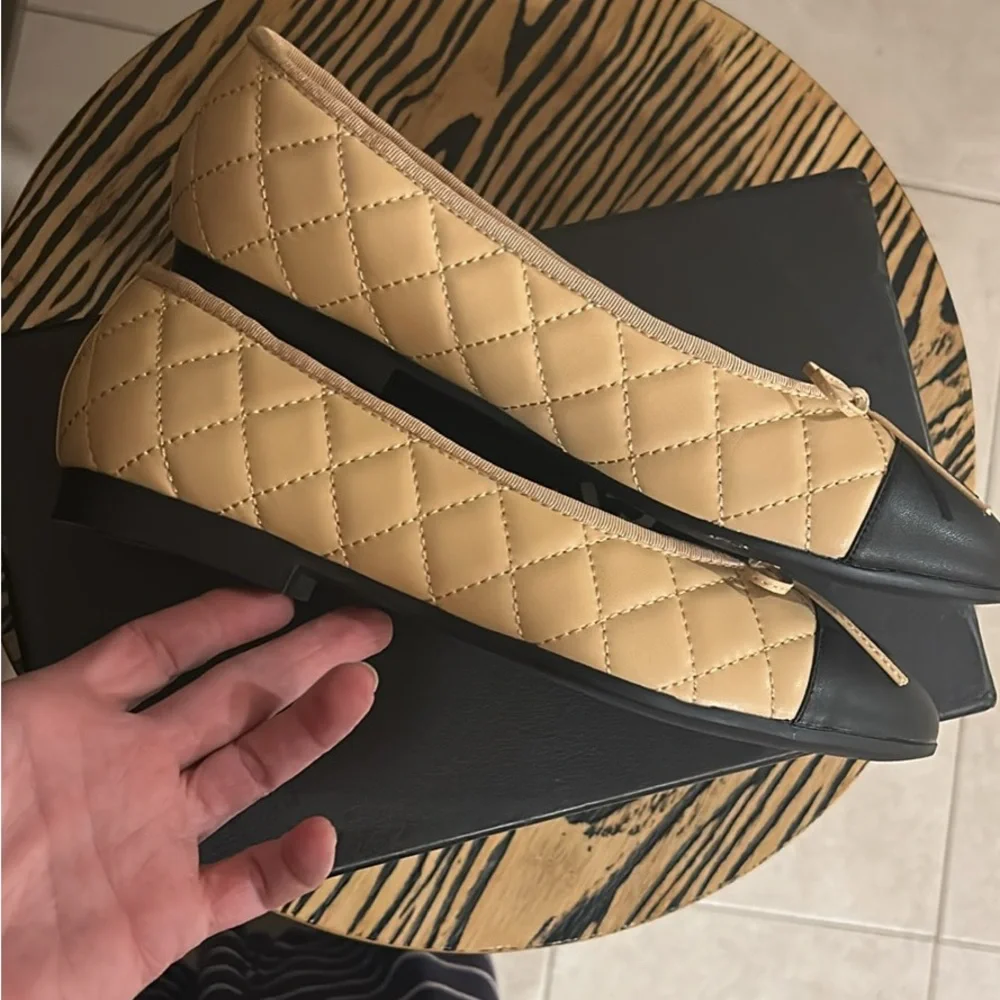 Chic ballet bow Quilted sz 39/8.5 Beige and Black Women's Flats - Picture 2 of 5